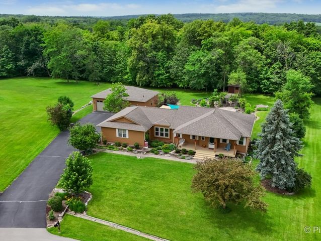 28 Tomahawk Trail, Oswego, IL 60543