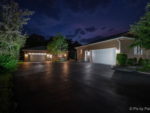 28 Tomahawk Trail, Oswego, IL 60543