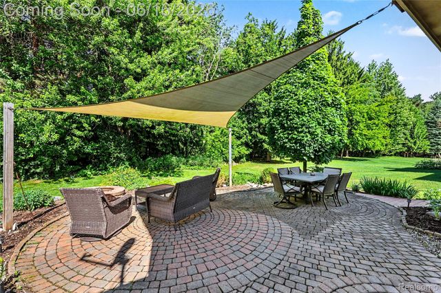 49033 Deerfield Park, Macomb Township, MI 48044