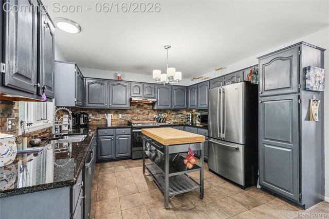 49033 Deerfield Park, Macomb Township, MI 48044