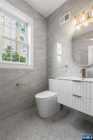 24 Ryder Road, Fair Lawn, NJ 07410