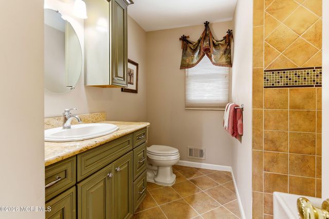 2 Constitution Drive, Leonardo, NJ 07737