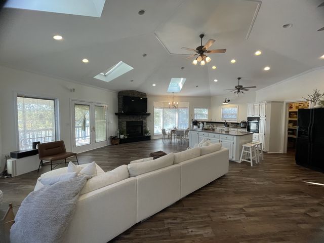 165 Cedar Point Rd, Bumpus Mills, TN 37028
