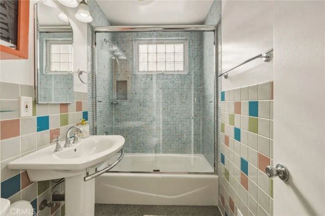 2457 W Glenoaks, Anaheim, CA 92801