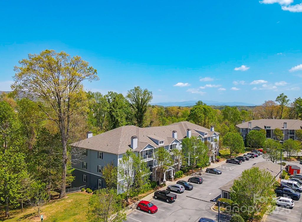 400 Vista Lake Drive 103, Candler, NC 28715