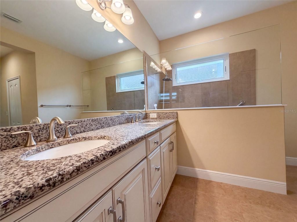 Image 12 of property listing at 1121 THORNBURY DRIVE, Parrish, FL 34219