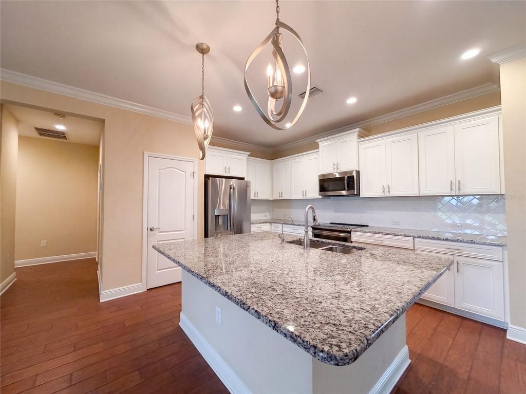Image 6 of property listing at 1121 THORNBURY DRIVE, Parrish, FL 34219