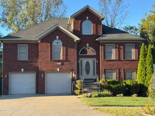 7507 Braeburn Cir, Louisville, KY 40228