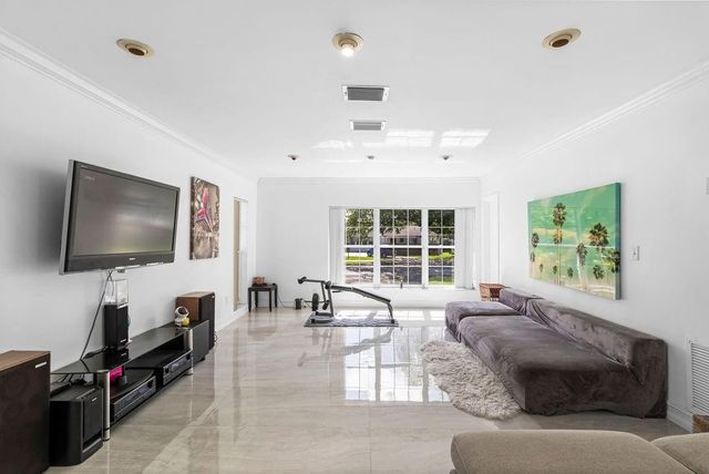 19885 NE 22nd Avenue, Miami, FL 33180