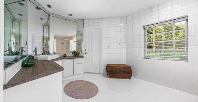 19885 NE 22nd Avenue, Miami, FL 33180