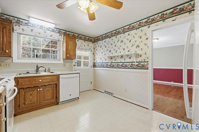 122 Hampton Dr, Colonial Heights, VA 23834