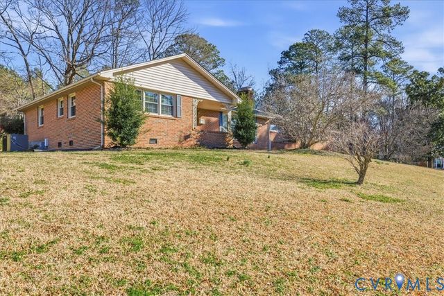 122 Hampton Dr, Colonial Heights, VA 23834