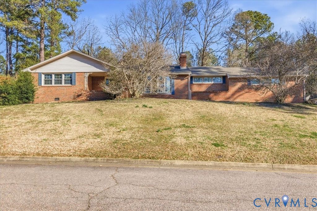 122 Hampton Dr, Colonial Heights, VA 23834