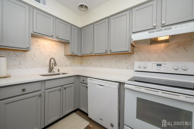 17 Inwood Terrace, Freehold, NJ 07728