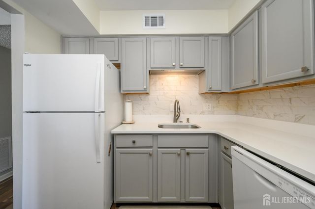 17 Inwood Terrace, Freehold, NJ 07728