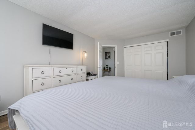 17 Inwood Terrace, Freehold, NJ 07728