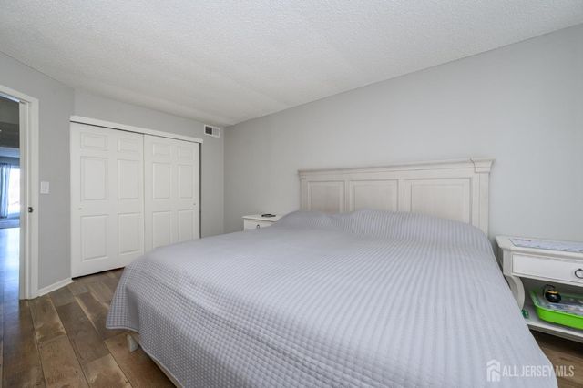 17 Inwood Terrace, Freehold, NJ 07728