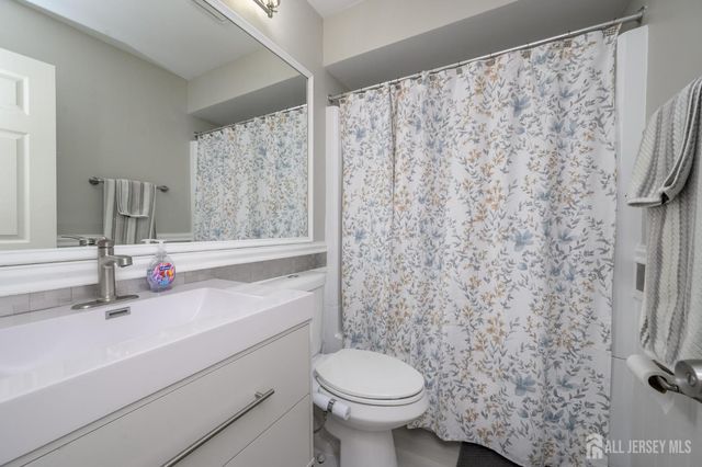 17 Inwood Terrace, Freehold, NJ 07728