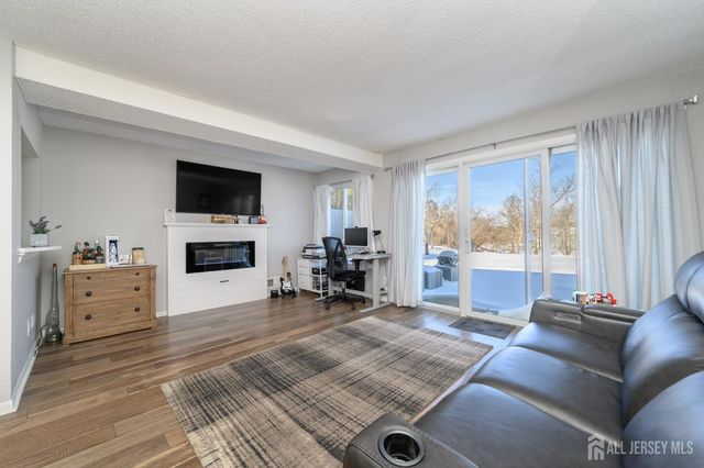 17 Inwood Terrace, Freehold, NJ 07728