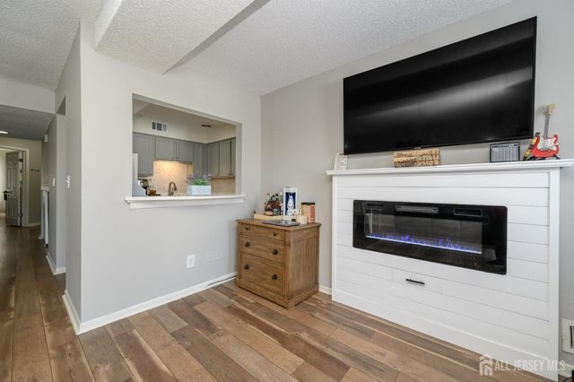 17 Inwood Terrace, Freehold, NJ 07728