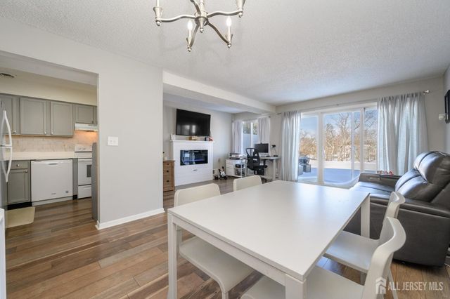 17 Inwood Terrace, Freehold, NJ 07728