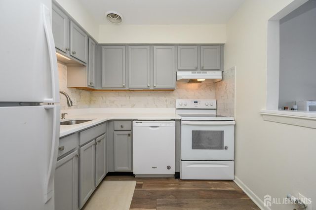 17 Inwood Terrace, Freehold, NJ 07728