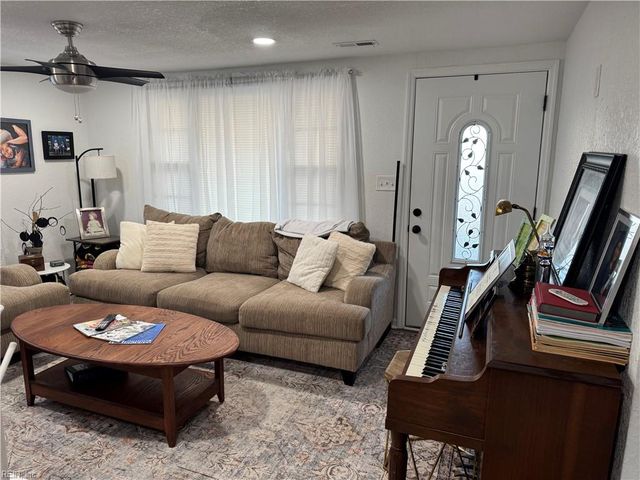 425 Waters RD, Chesapeake, VA 23322