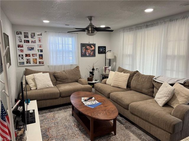 425 Waters RD, Chesapeake, VA 23322