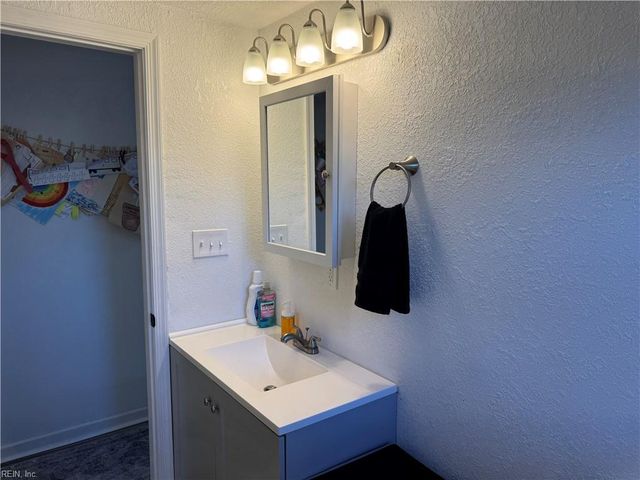 425 Waters RD, Chesapeake, VA 23322