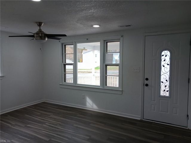 425 Waters RD, Chesapeake, VA 23322