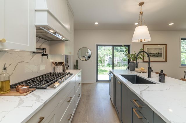 625 Ivy Falls Avenue, Mendota Heights, MN 55118