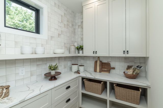 625 Ivy Falls Avenue, Mendota Heights, MN 55118