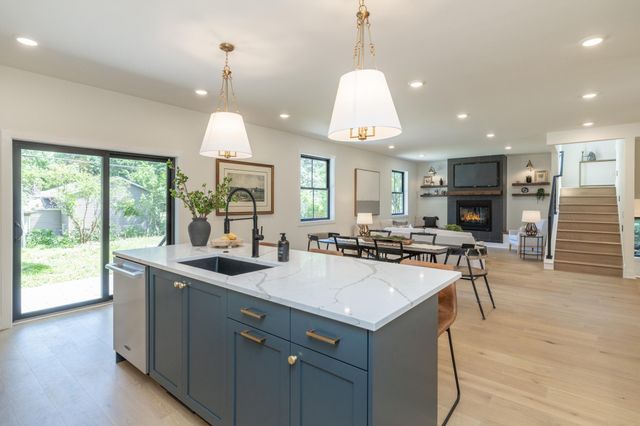 625 Ivy Falls Avenue, Mendota Heights, MN 55118