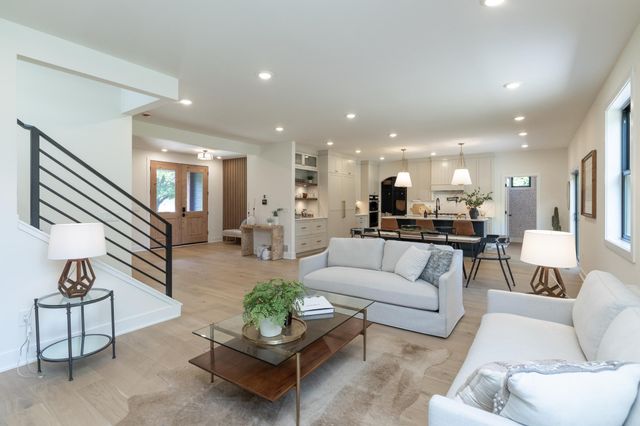 625 Ivy Falls Avenue, Mendota Heights, MN 55118