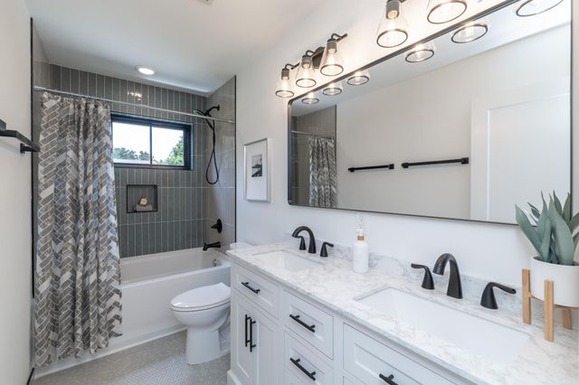 625 Ivy Falls Avenue, Mendota Heights, MN 55118