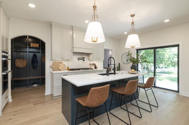 625 Ivy Falls Avenue, Mendota Heights, MN 55118