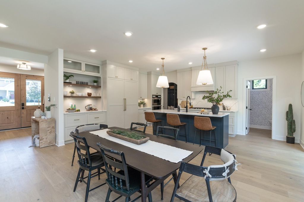 625 Ivy Falls Avenue, Mendota Heights, MN 55118