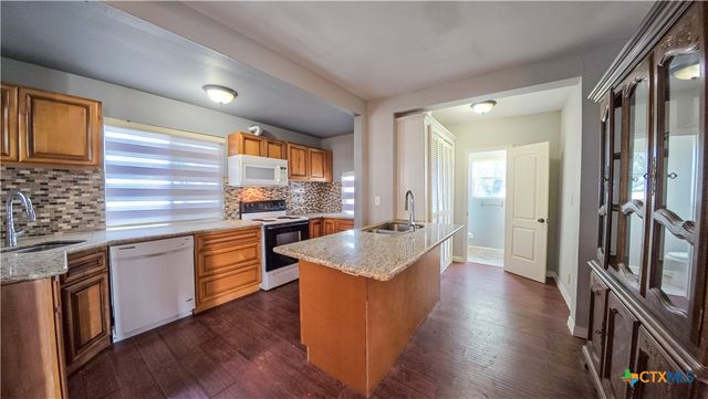 676 County Road 426, El Campo, TX 77437