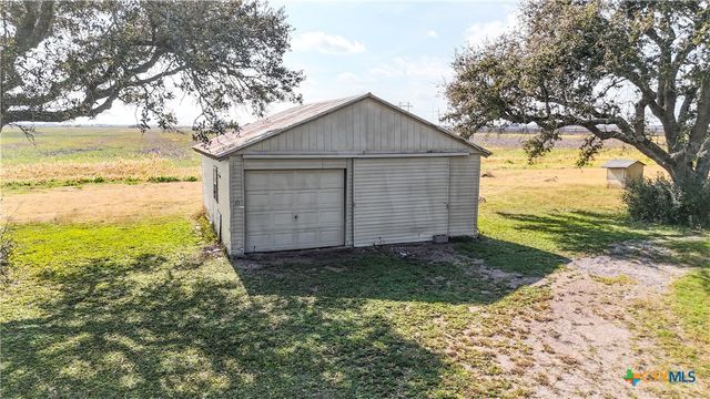 676 County Road 426, El Campo, TX 77437