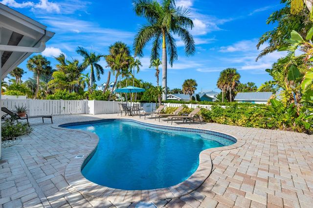 207 75TH STREET E, Bradenton Beach, FL 34217