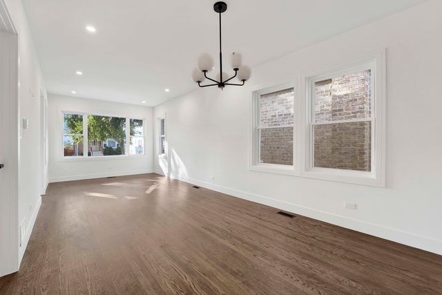 5844 W Leland Avenue, Chicago, IL 60630