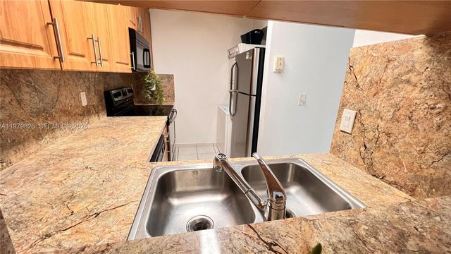 809 Twin Lakes Dr 32-A, Coral Springs, FL 33071