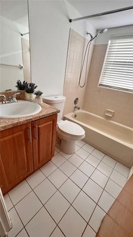 809 Twin Lakes Dr 32-A, Coral Springs, FL 33071