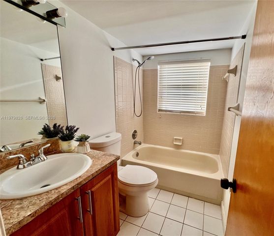 809 Twin Lakes Dr 32-A, Coral Springs, FL 33071