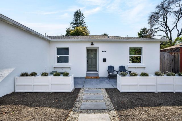 2034 Augustan Ave, Santa Rosa, CA 95404