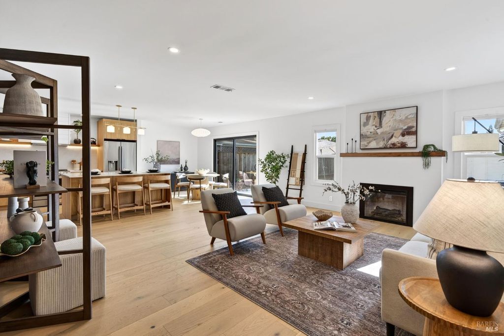 2034 Augustan Ave, Santa Rosa, CA 95404