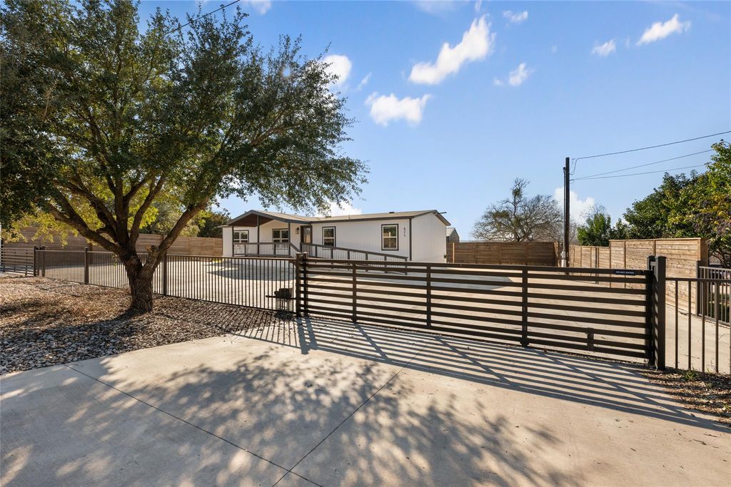 624 S Old Stagecoach RD, Kyle, TX 78640