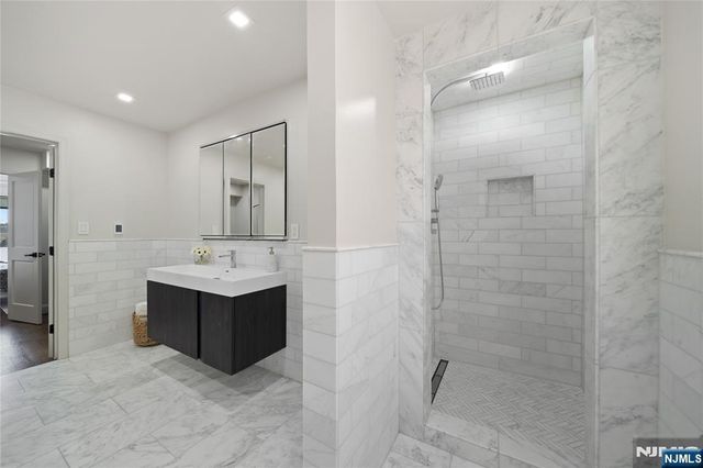 1110 River Road 102, Edgewater, NJ 07020