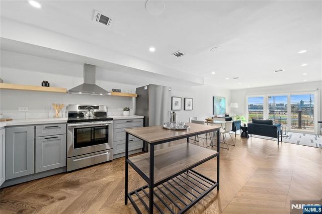 1110 River Road 102, Edgewater, NJ 07020