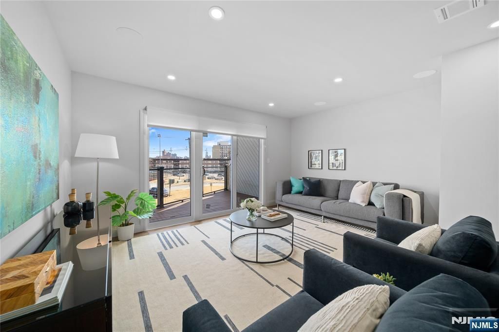 1110 River Road 102, Edgewater, NJ 07020